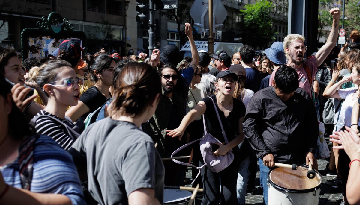 Miles de argentinos protestaron en la Plaza de Mayo contra los recortes ...