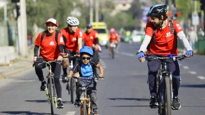 “Don Bici” reveló la forma correcta para usar el casco y la técnica ideal para que no quede suelto