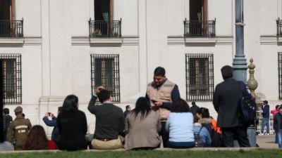Funcionarios de La Moneda fueron evacuados por intenso olor a gas en el Centro de Santiago