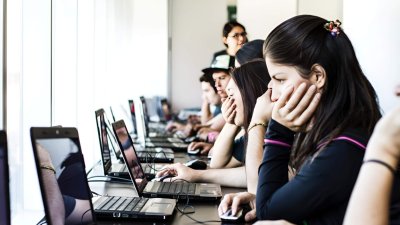 Innovador chat con IA orienta a jóvenes para rendir la PAES y postular a becas, créditos y gratuidad