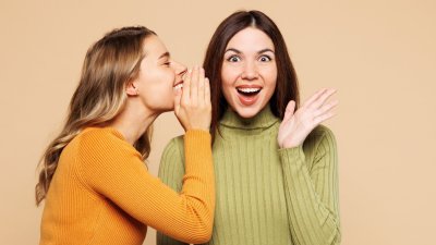 El poder del chisme: estudio revela que reduce el estrés y aumenta la felicidad