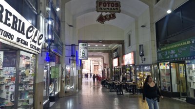 Drama Walker: El proyecto sonoro que invita a recorrer las galerías del centro de Santiago