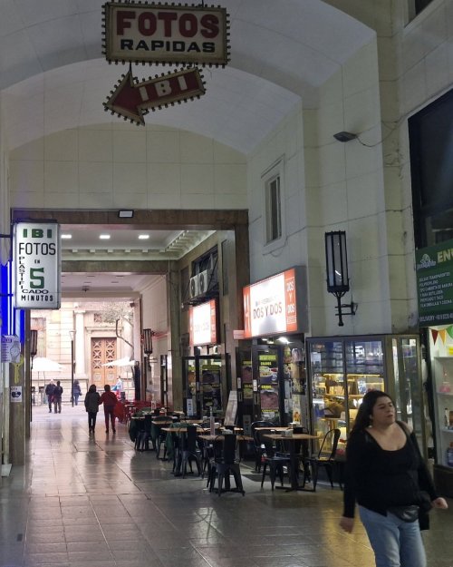 Drama Walker: El proyecto sonoro que invita a recorrer las galerías del centro de Santiago