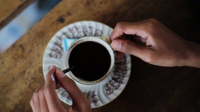¿Cuál es el mejor horario para tomar café y cuántas tazas son las recomendadas al día?