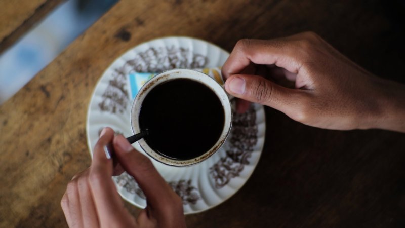 ¿Cuál es el mejor horario para tomar café y cuántas tazas son las recomendadas al día?