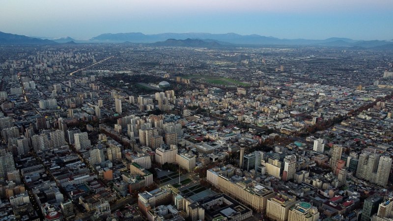 Falta de lluvias y presencia de contaminación en el aire: Especialista explica qué genera el anticiclón que afecta a Santiago