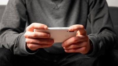 De la pantalla a la adicción: el vínculo entre la pornografía en la juventud y los trastornos en la adultez