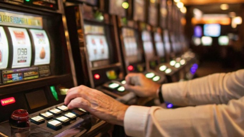 Contraloría detecta que más de 13 mil funcionarios públicos asistieron a casinos de juegos estando con licencia médica