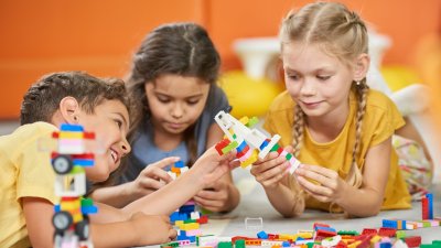 Jugar en la infancia: Expertos se refieren a los beneficios de la entretención y la regulación en el uso de pantallas