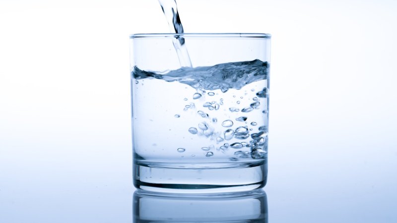 Agua potable vs. agua purificada: ¿qué diferencia existen entre la que se vende en bidones de la que sale desde las cañerías?