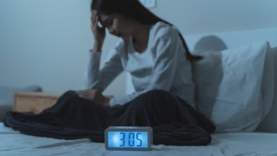 El insomnio de los domingos: Por qué cuesta dormir antes de iniciar la semana y cómo enfrentarlo