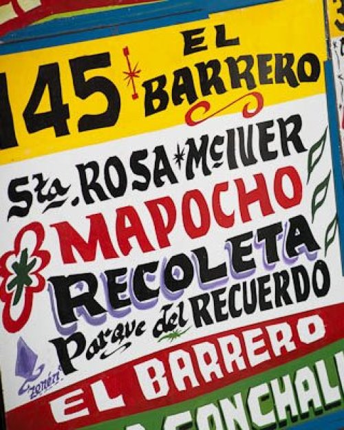 Los letreros que contaron la ciudad: exposición rescata los carteles de las micros amarillas
