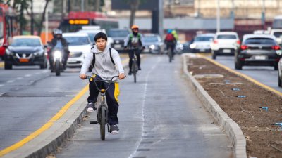 [Fotos] Ciclistas se adelantan a la inauguración y comienzan a utilizar la nueva ciclovía de la Alameda