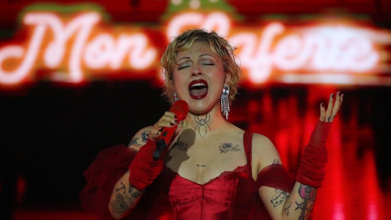 Mon Laferte: “En los 50 me habría sentido mal, pero hoy me gusta que me digan ‘femme fatal’”