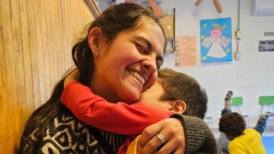 El poder de los abrazos en la primera infancia: La Fundación que transforma la soledad de los menores en cercanía y contención