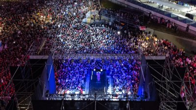 Cierres de campaña en Santiago: Jara reunió más de 15 mil personas en la plaza de Maipú y Kast llenó el Movistar Arena