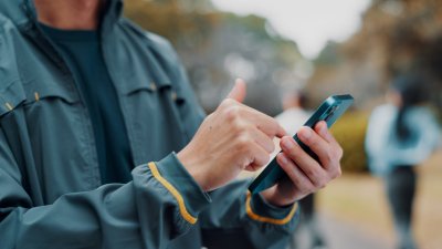 Parasocial, la palabra del año 2025 que refleja un fenómeno moderno poco saludable