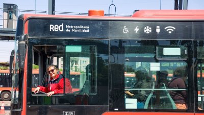 Mujeres al volante: Red Movilidad suma más conductoras y avanza hacia un transporte más inclusivo