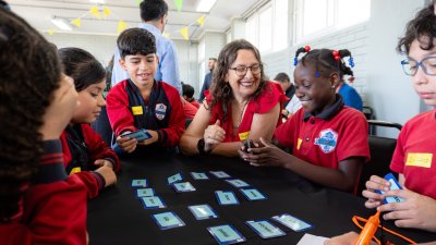 Conoce “Palabrática”: El juego de cartas con que el Mindecu busca reforzar el aprendizaje en Matemática y Lectura