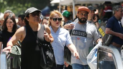 Trabajo invisible: Estudio revela que mujeres trabajan más horas, pero reciben solo un tercio de los ingresos