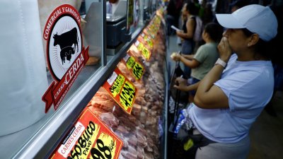 Carnes al alza y canastas más baratas en ferias libres: Estudio reveló dónde es más barato comprar la cena navideña