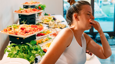 Picoteos prolongados y altas temperaturas: La mezcla detrás del alza de enfermedades gastrointestinales en fiestas de Fin de Año