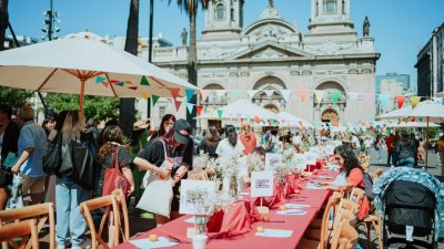 Santiago en 100 Palabras lanzó su nueva versión con masivo acto en la Plaza de Armas