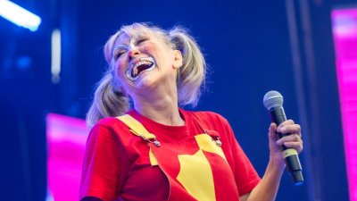 Tía Pucherito transforma los clásicos de “Los Bochincheros” en versiones más rockeras