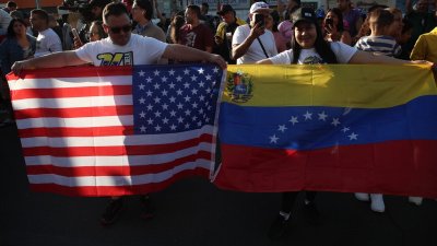 Cientos de venezolanos salen a las calles de Santiago a celebrar la salida de Maduro