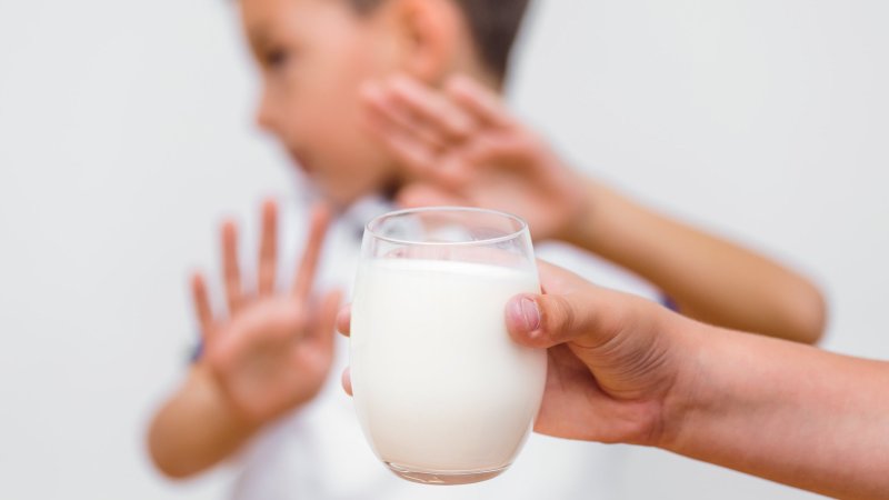 Afecta al 1% de los niños y niñas nacidos en Chile: ¿Cómo reconocer la alergia a la proteína de leche de vaca?