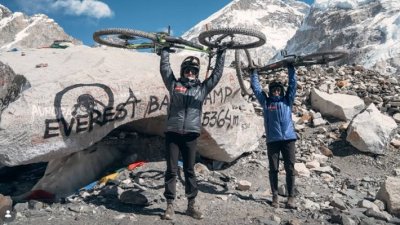 Riders chilenas hacen historia al llegar en bicicleta al campamento base del Everest