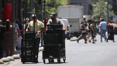 Ola de calor: Dirección del Trabajo advierte que faenas en exterior deben detenerse si hay riesgo para trabajadores