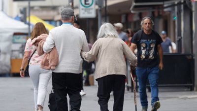 Estudio chileno revela que ejercicios simple de fuerza reduce la presión arterial en adultos mayores