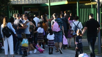 Vuelta a clases: Pediatras alertan por “gomitas” de melatonina para hacer dormir a niños y niñas