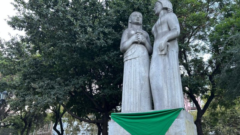 Intervienen monumentos con símbolos de la lucha de las mujeres y llaman a movilizarse este 8M