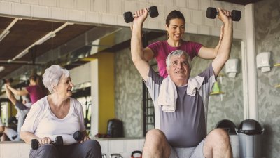 Músculos fuertes, mente joven: Entrenar fuerza puede rejuvenecer el cerebro hasta dos años