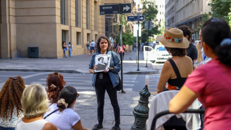 Del voto femenino a la literatura: Tours patrimoniales ponen en valor el legado de las mujeres en Santiago