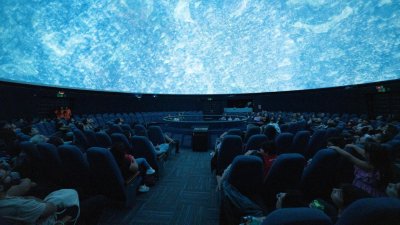 Planetario Usach celebra el Día de la Astronomía con charla sobre agujeros negros y funciones gratuitas
