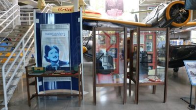 Historias que volaron alto: Muestra rescata a mujeres pioneras de la aviación en Chile