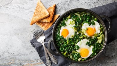 Los beneficios de mezclar espinaca y huevo: Disminuye el estrés oxidativo y mejora la salud ocular y cardiovascular