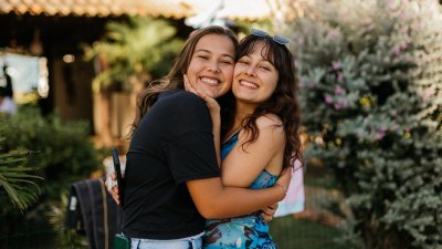 Estudio afirma que tener una hermana actúa como un "antidepresivo natural"