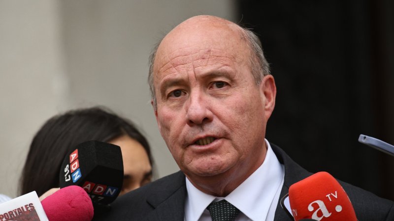 Ministro de Hacienda confirma que instruyó cobros a deudores del CAE con sueldos sobre $1,5 millones bruto