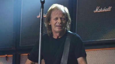 Stevie Young es internado por precaución tras aterrizar en Argentina