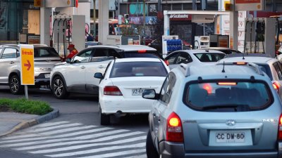 “El capital político no es infinito”: Especialistas advierte al gobierno tras histórica alza de los combustibles