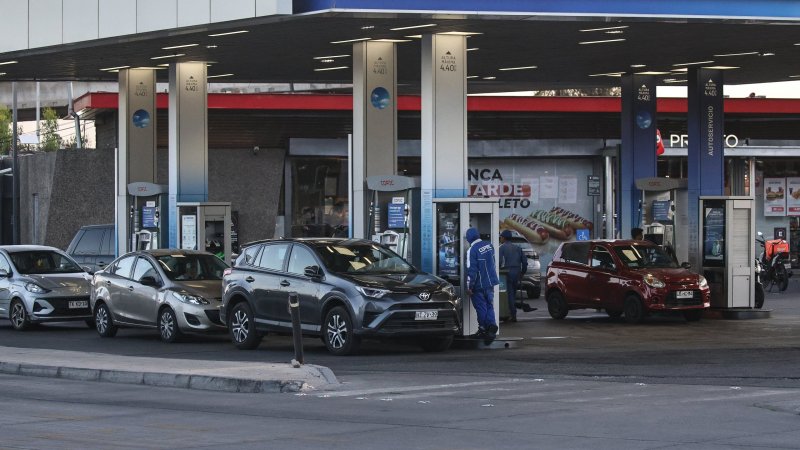 Alza será aún mayor: Enap confirma que bencinas subirán hasta $391 por litro