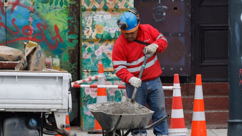 Construcción y gastronomía en la mira: Nuevo plan del gobierno fiscalizará a migrantes en sus lugares de trabajo