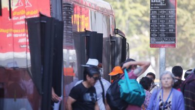 Tras reclamos por frecuencia de buses: Diputado Gonzalo Winter oficia al Ministerio de Transportes y pide medidas proactivas