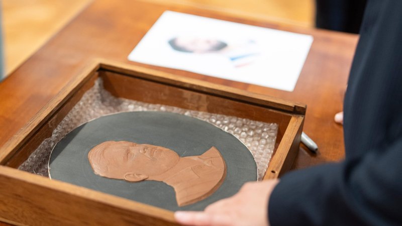 Casa de Moneda ya tiene el molde para elaborar la medalla con el rosto de Gabriel Boric