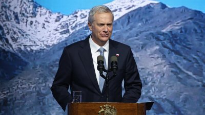 "Era más barato comernos un sanguchito adentro": Kast bromea por almuerzo junto a excompañeros en La Moneda