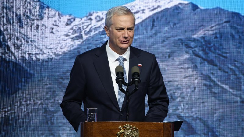 "Era más barato comernos un sanguchito adentro": Kast bromea por almuerzo junto a excompañeros en La Moneda